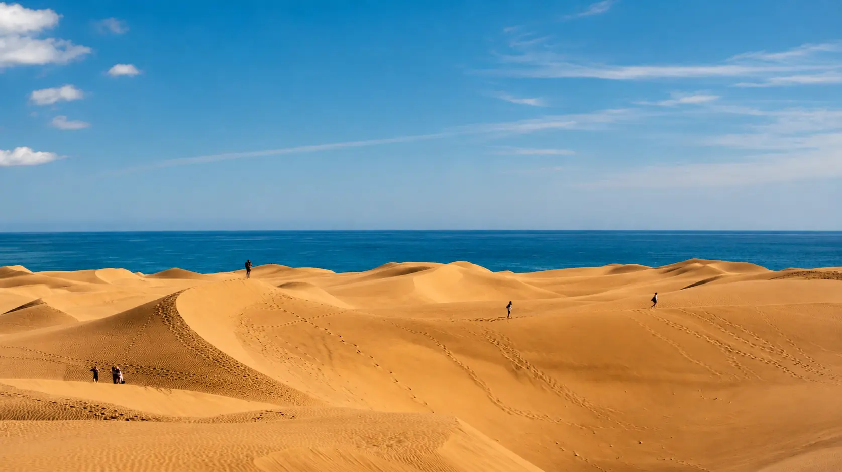 Las dunas de Maspalomas bajando hasta el Atlántico, en el sur de Gran Canaria.